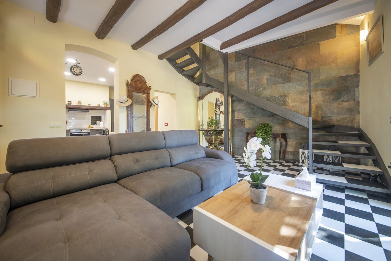 El salón, con la escalera de caracol
