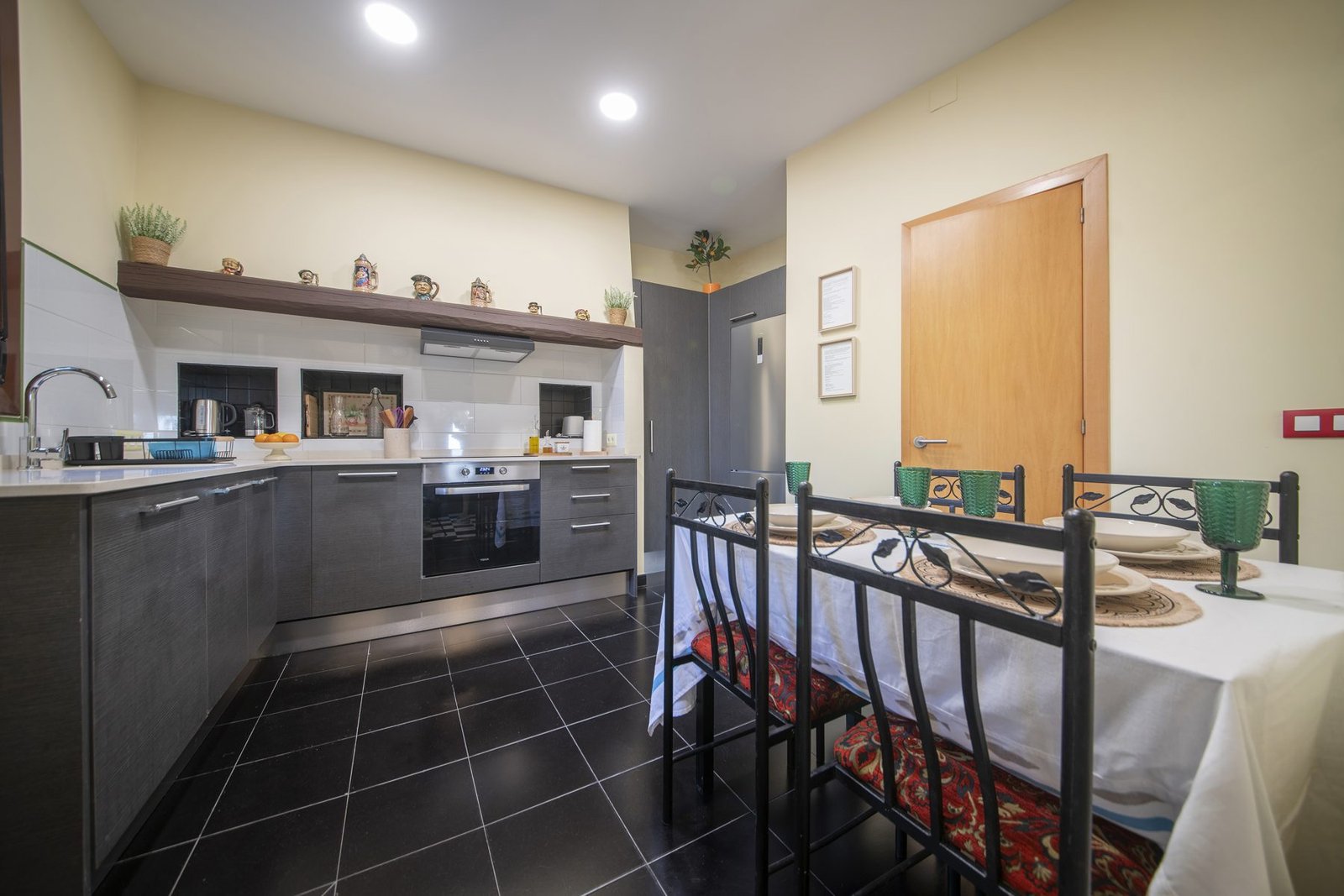 La cocina completa y el comedor