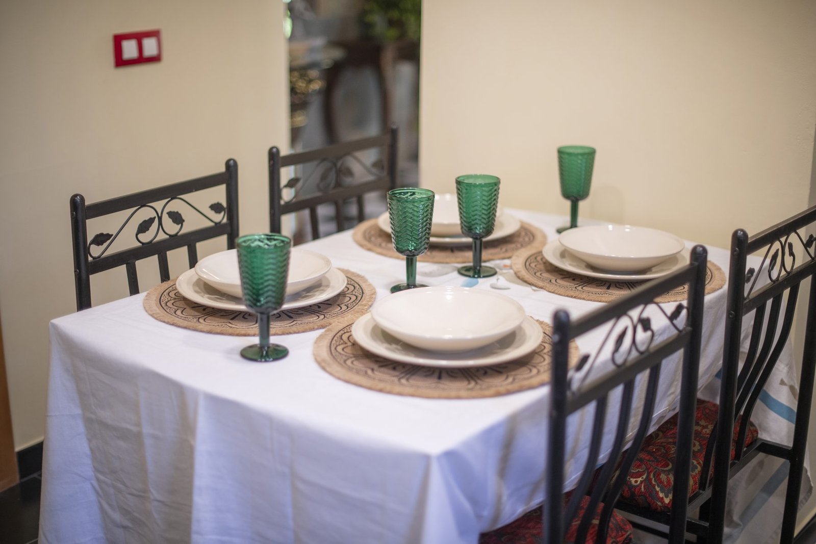 La mesa puesta para cuatro