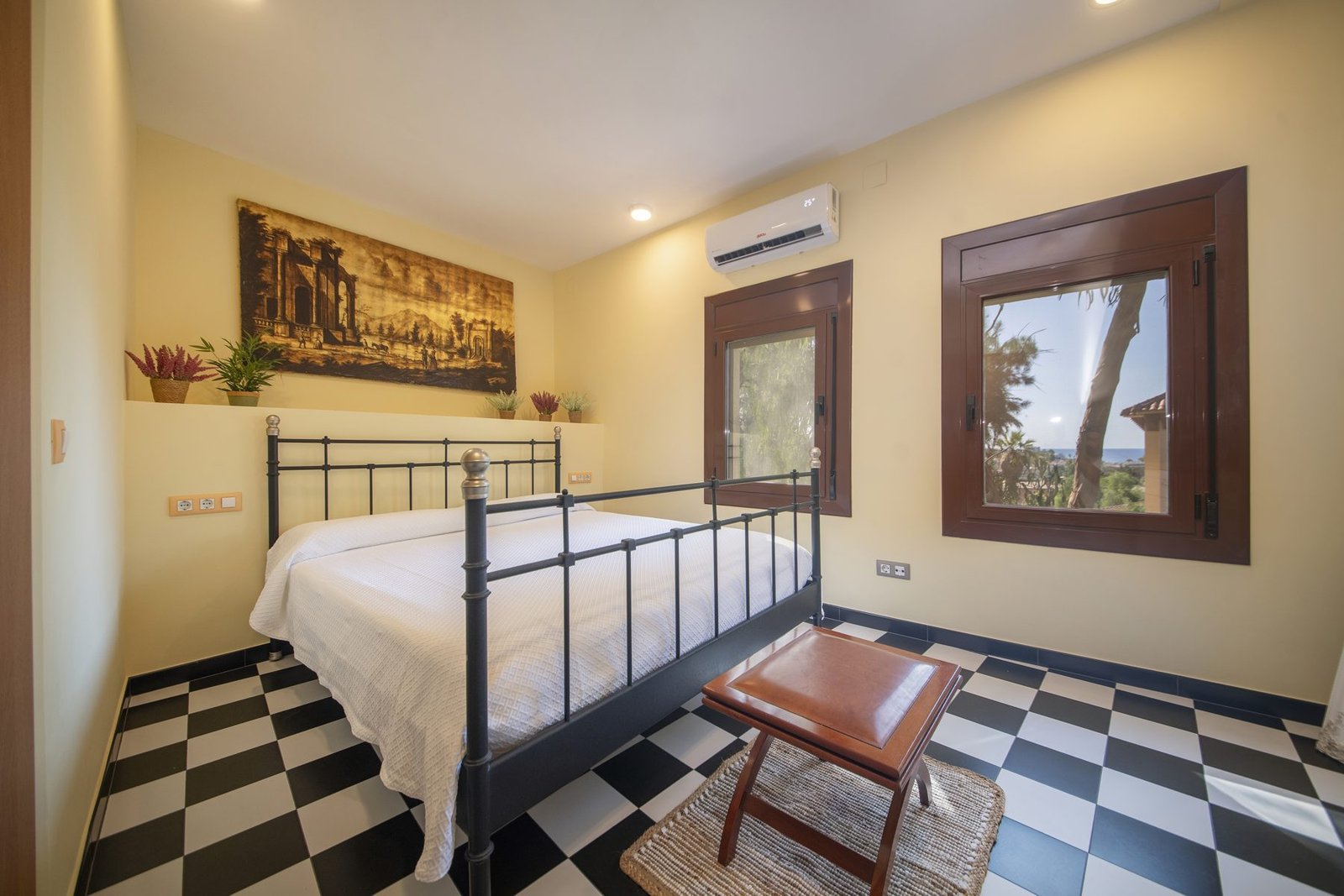 Dormitorio principal, con cama de forja