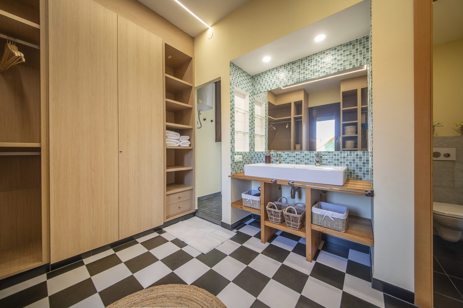 El vestidor, con el baño al fondo