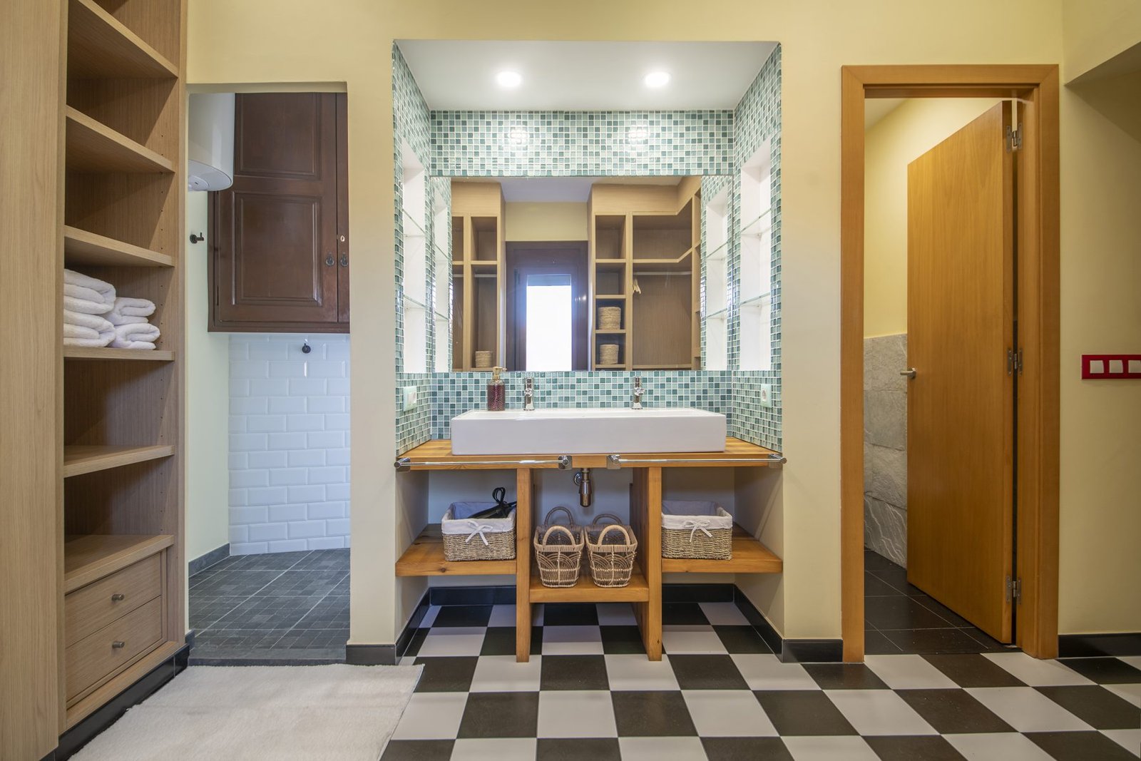 El baño completo, con vestidor