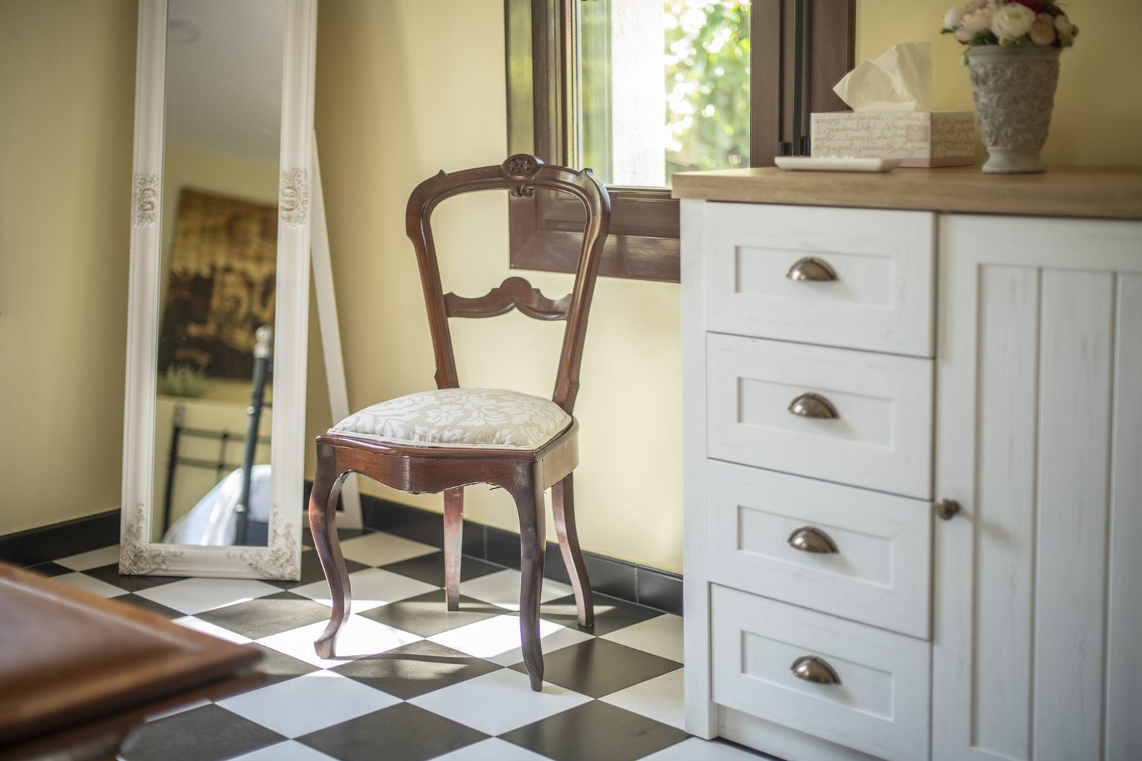 Silla de época y cómoda