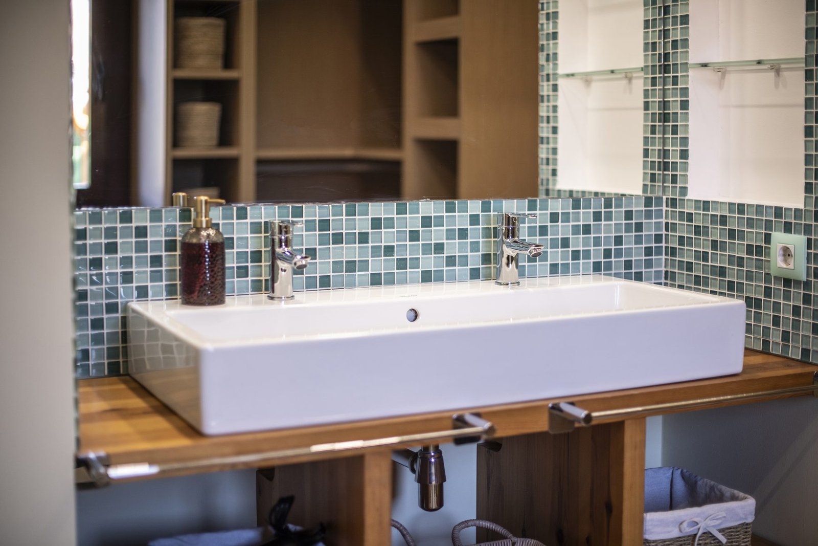 El lavabo, con azulejo verde