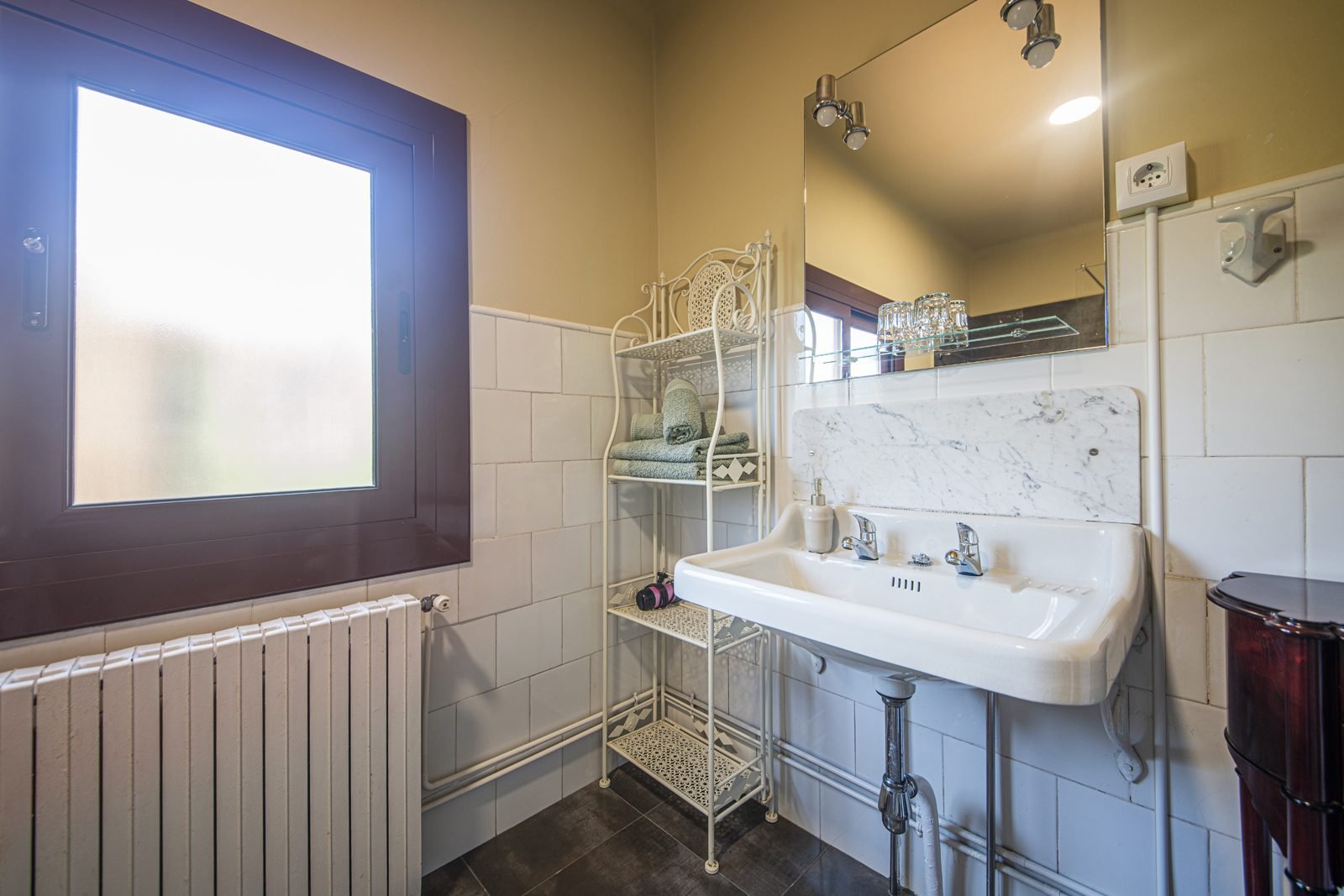 El baño privado, con lavamanos de mármol