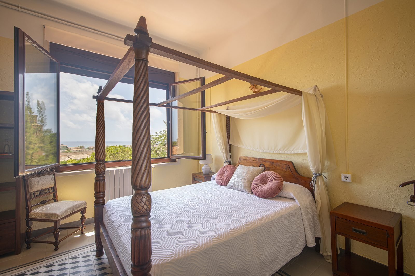 La cama con dosel y el primer ventanal