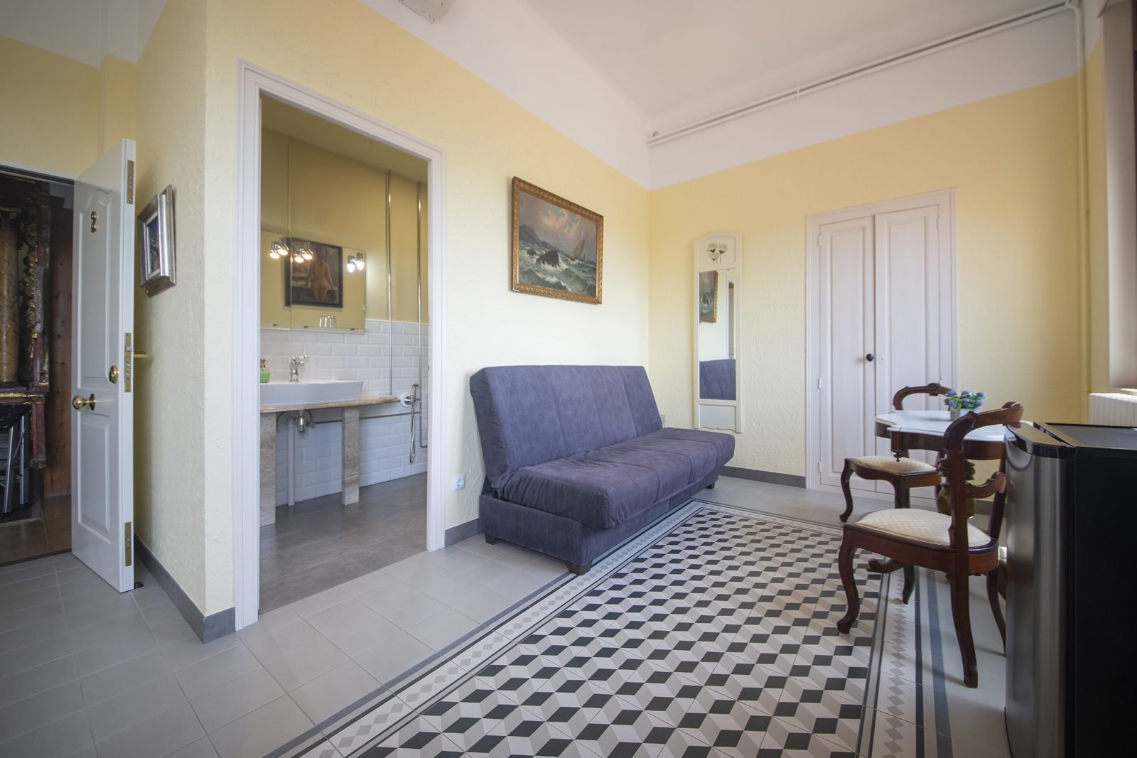 El sofá cama y la puerta del baño
