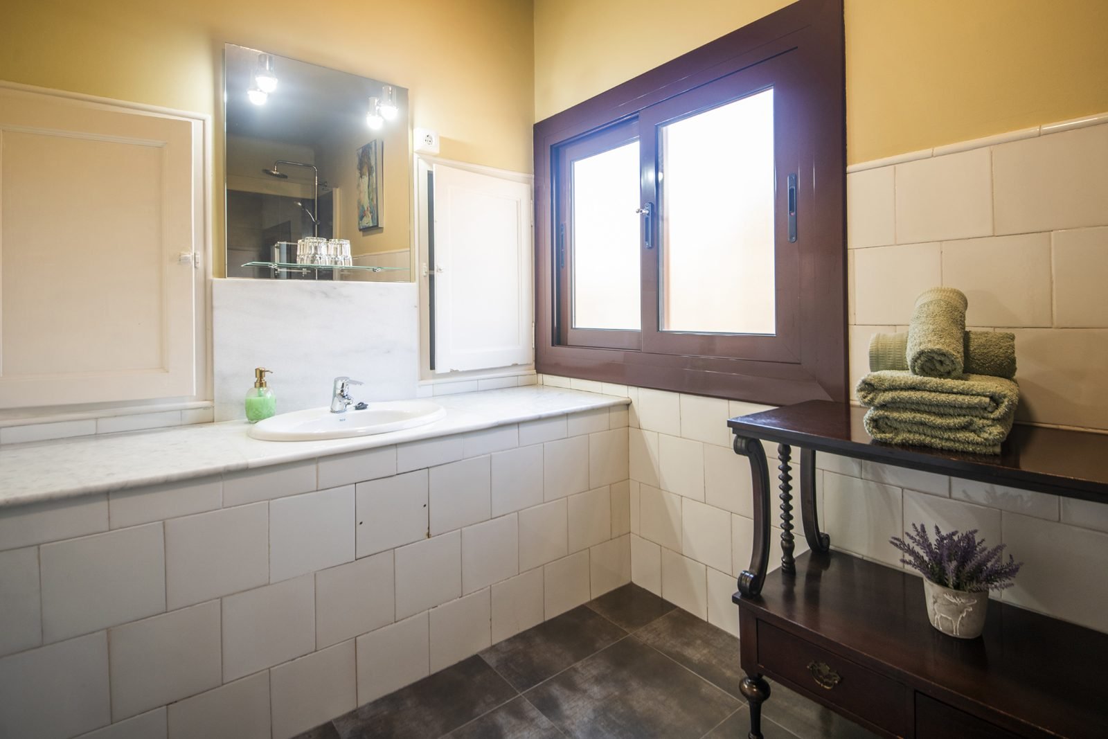 El lavamanos del baño privado
