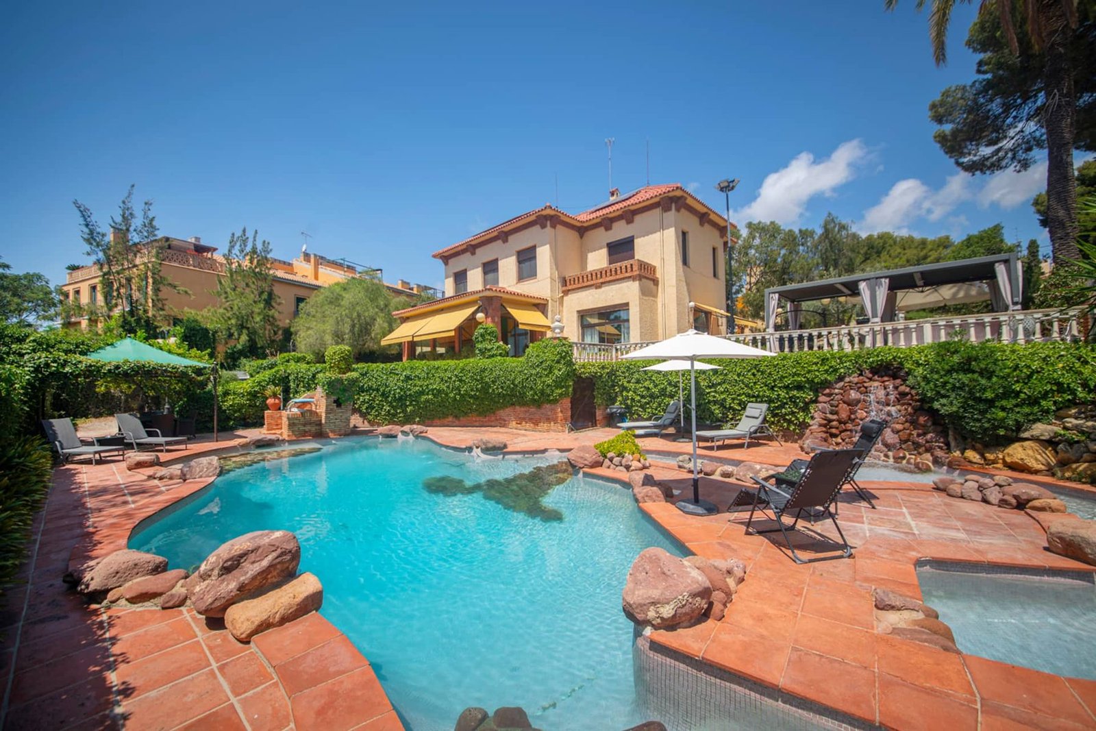 La piscina, con la villa al fondo