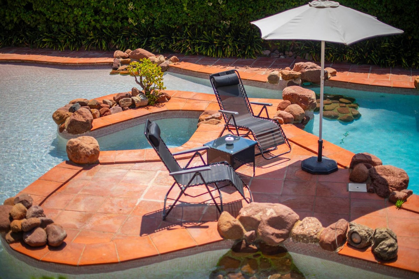 Zona de relax en la piscina