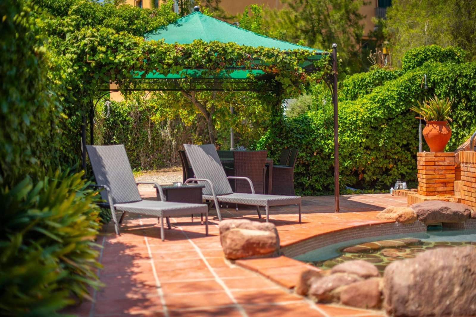 Un rincón para descansar junto a la piscina