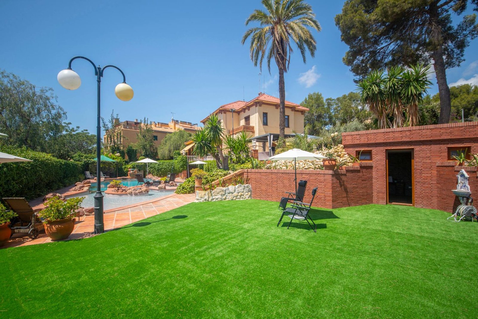 La zona verde de la piscina