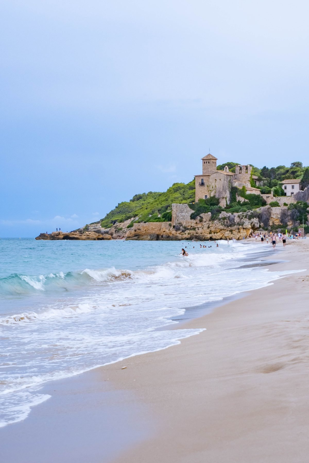 La playa, con el castillo de Tamarit al fondo