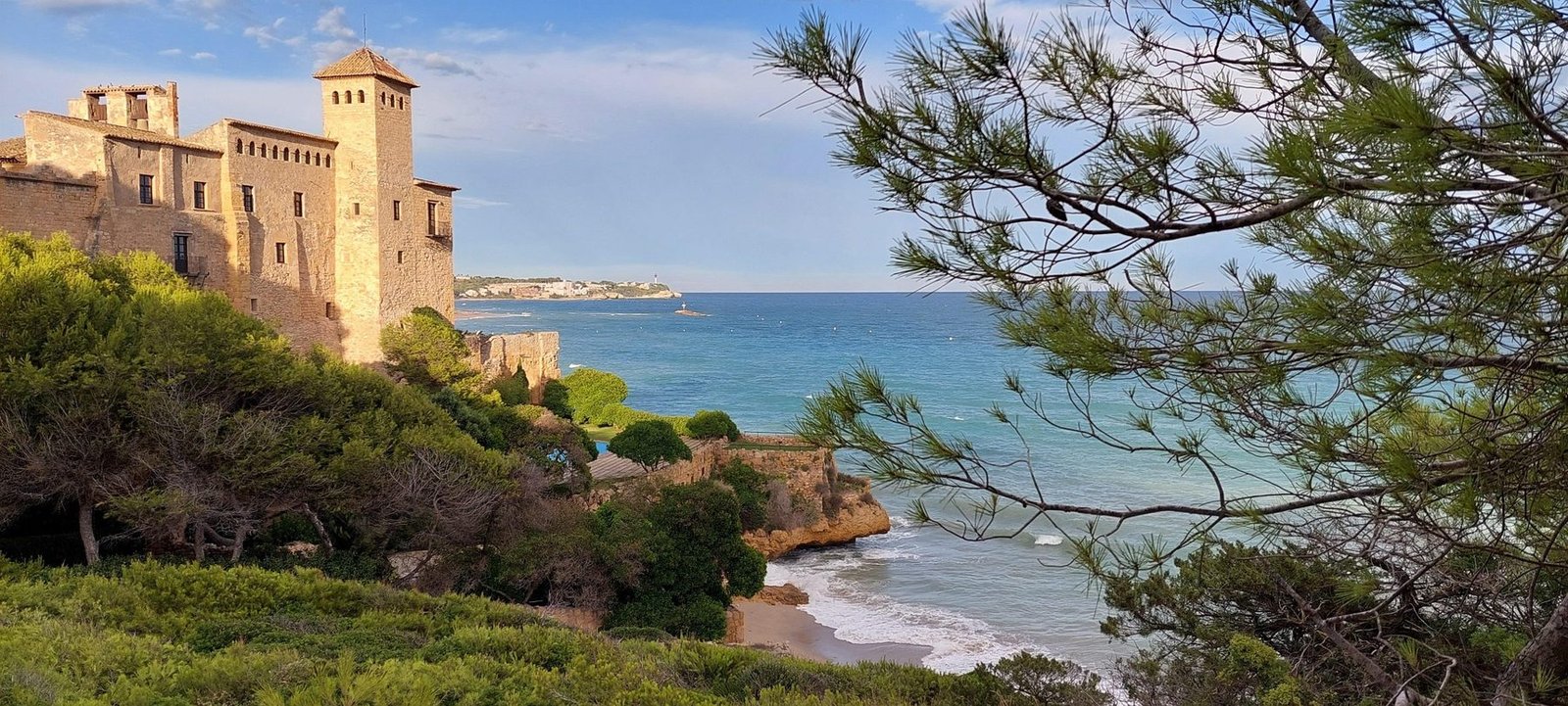 El castillo de Tamarit entre los pinos, desde el camino de ronda
