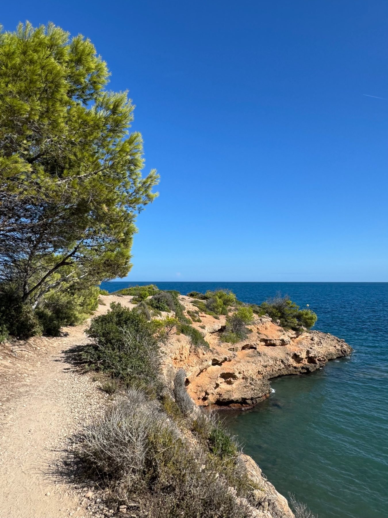 El sendero sobre las calas