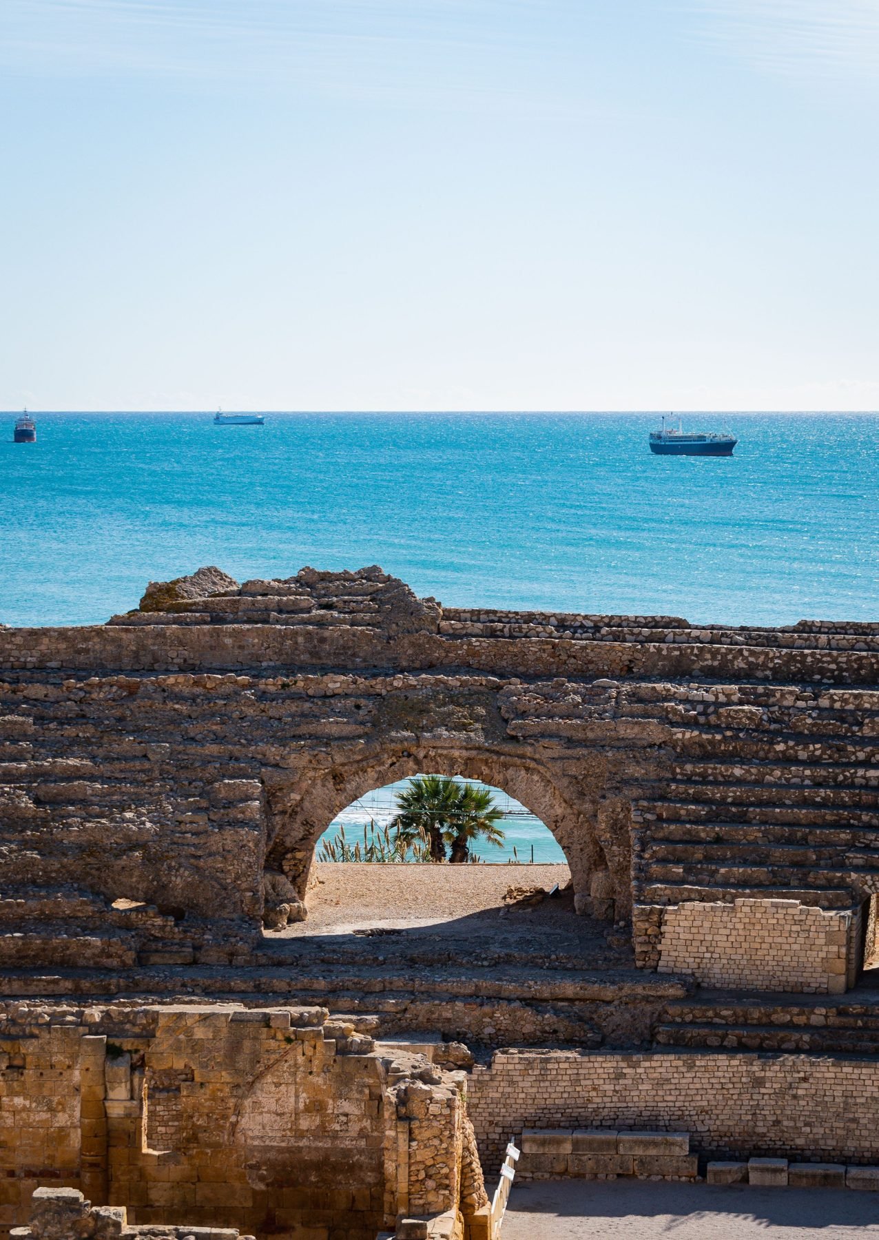 El anfiteatro romano de Tarragona, con el mar al fondo